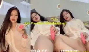 စောက်ဖုတ်အရမ်းယားနေတဲ့ သဇင်ဦး မှန်းလိုးပေးလိုက်ကြပါဦး